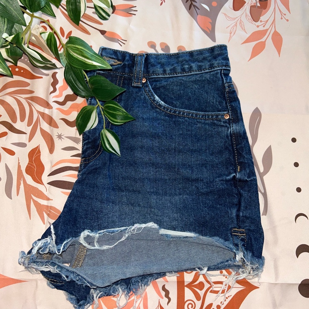 DISTRESSED DENIM SHORTS